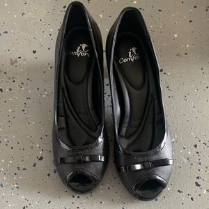 I love comfort black bow heels Sz 7